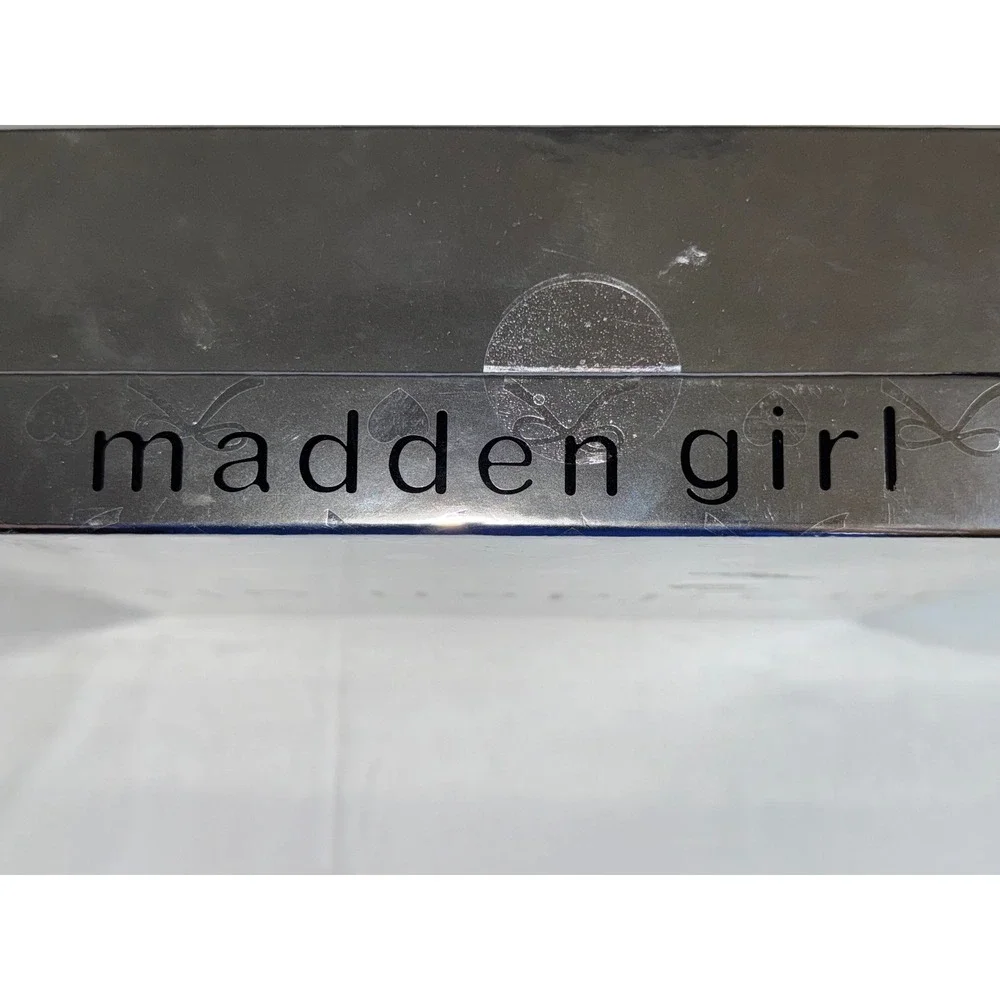Madden Girl Black Nylon Sling Bag and Rhinestone Lip Charm 2 Piece‎ Gift Set NEW